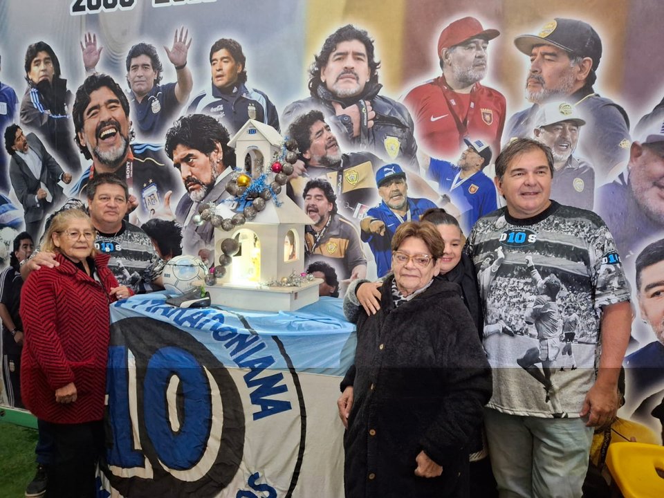 La Iglesia Maradoniana celebró el cumpleaños 65 de Diego: sus hermanas dijeron presente y fueron “bautizadas” La Iglesia Maradoniana celebró el cumpleaños 65 de Diego: sus hermanas dijeron presente y fueron “bautizadas”