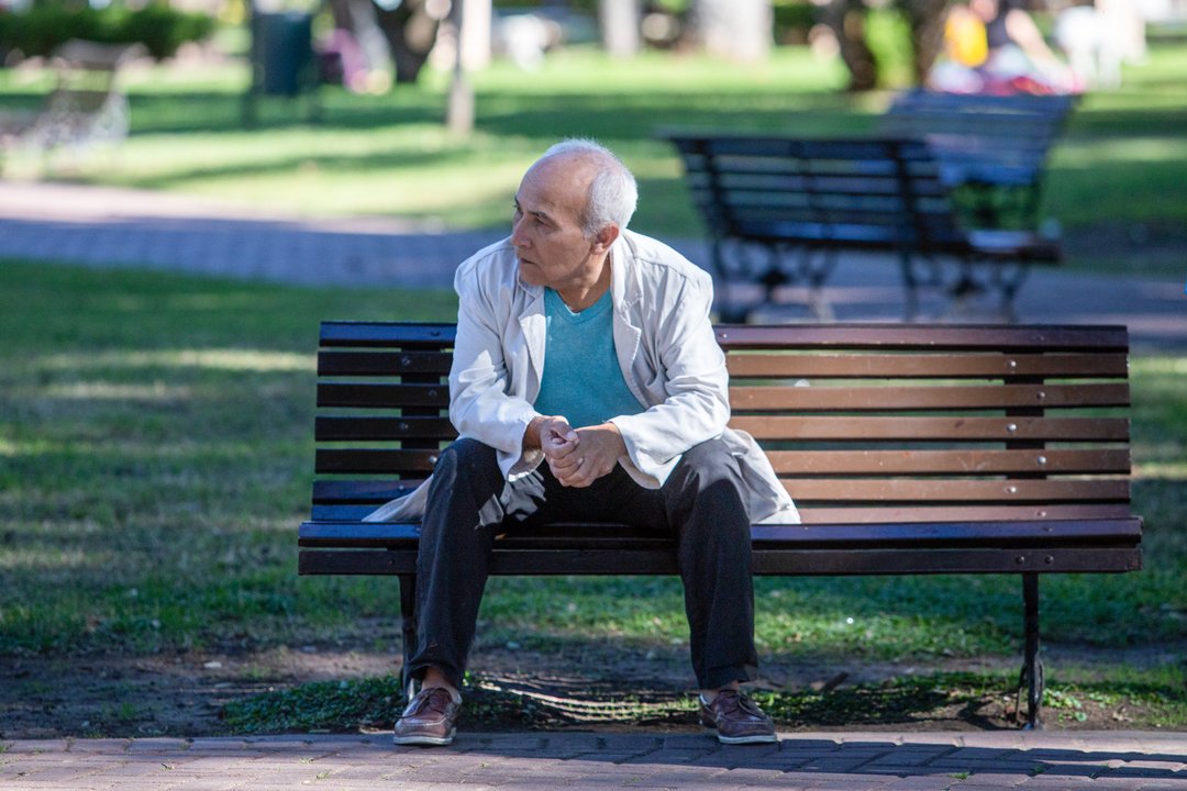 Personas realizando trámites y cobrando haberes de ANSES en banco
