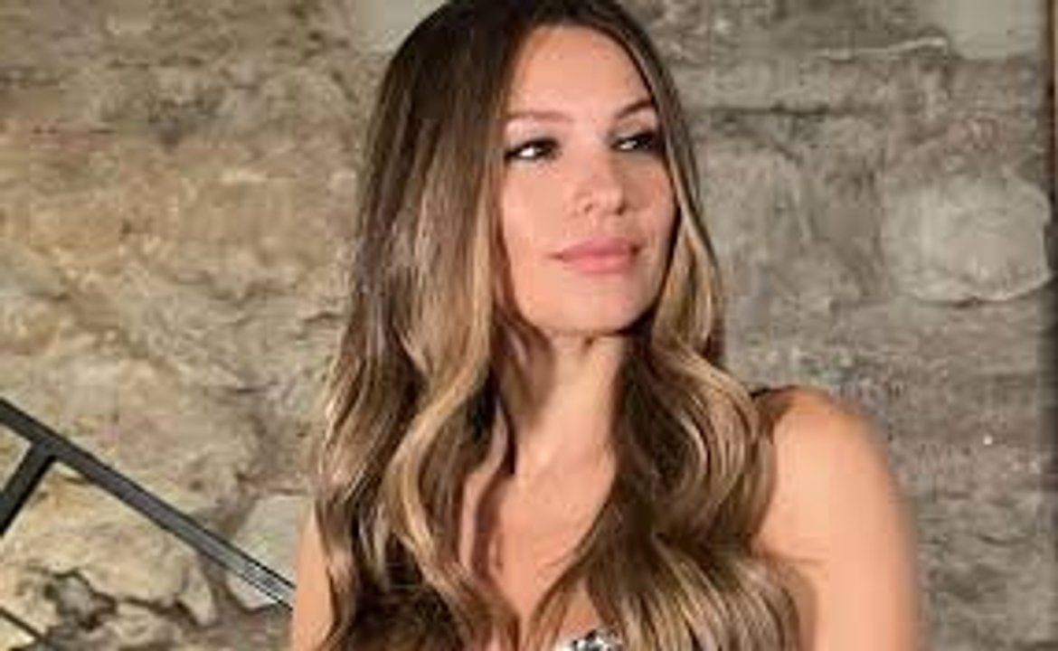 Pampita durante una aparición pública ante la prensa
