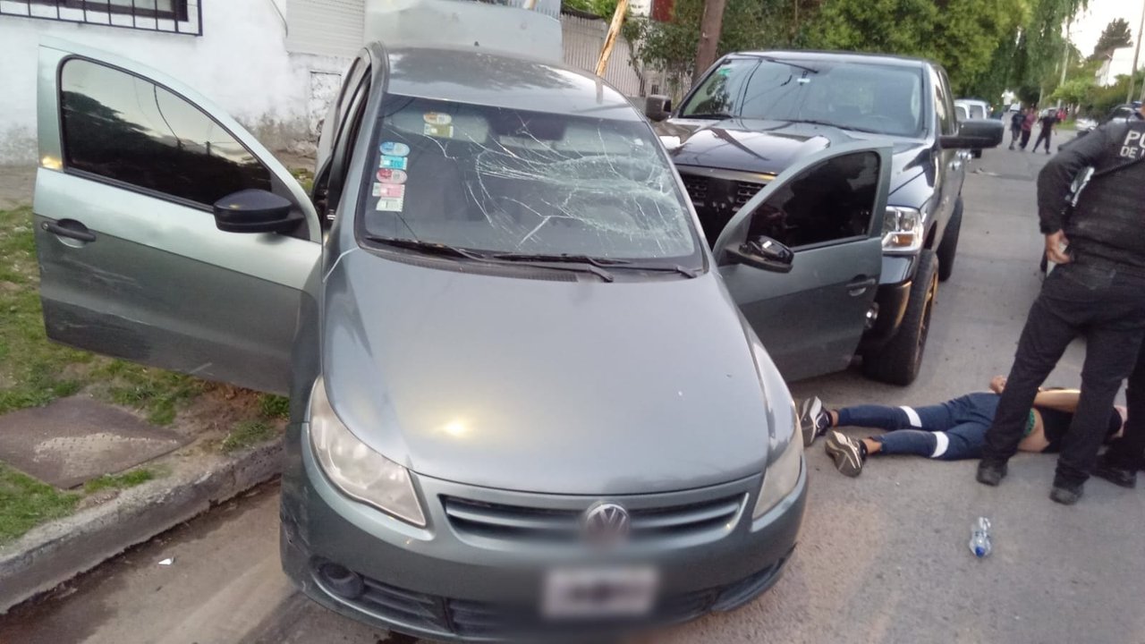 Tras una persecución, dos delincuentes fueron detenidos en El Palomar a bordo de un auto robado