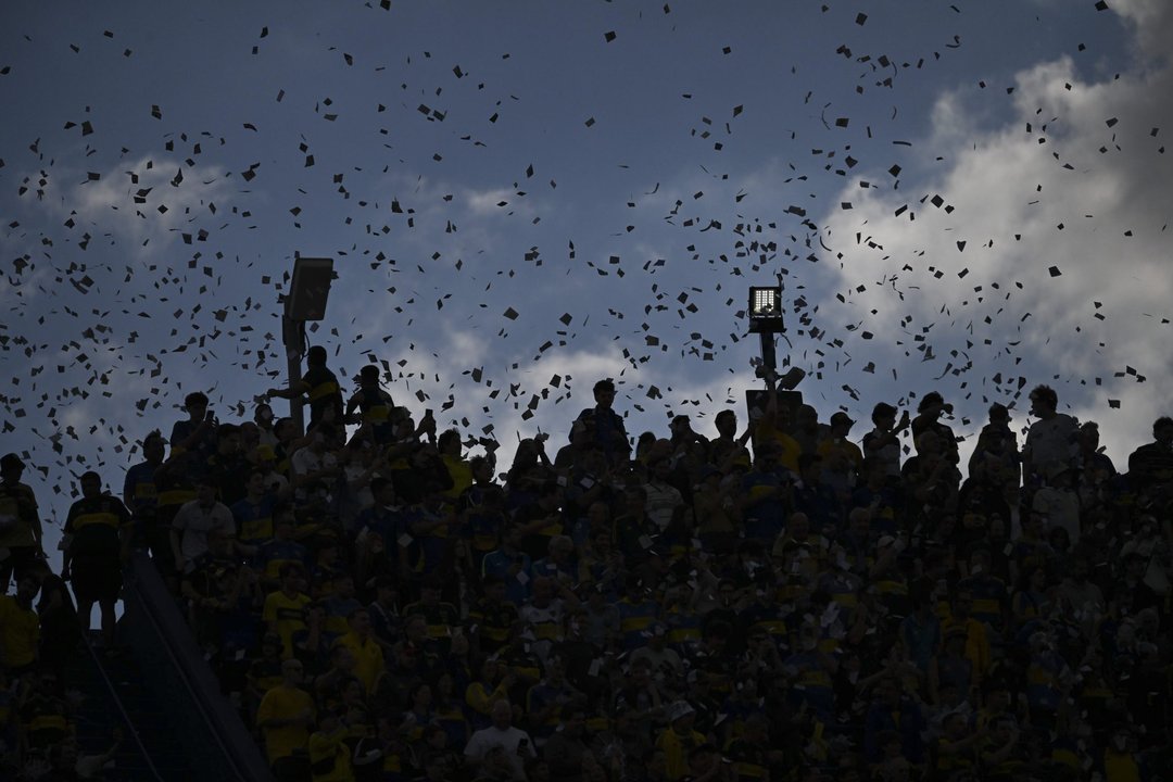 Volvieron los papelitos: así fue el recibimiento de los hinchas de Boca en el Superclásico