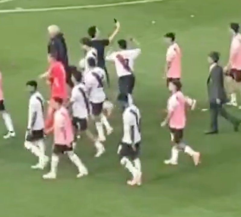 Revelan video de Maximiliano Salas agrediendo a un joven de Boca tras el Superclásico