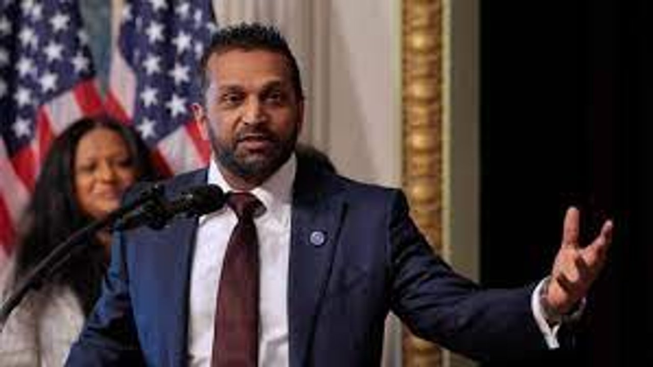 El director del FBI visitó China para hablar sobre el fentanilo