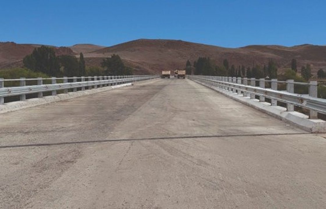 Caputo impulsa la economía y el turismo patagónico con la inauguración de un nuevo puente carretero