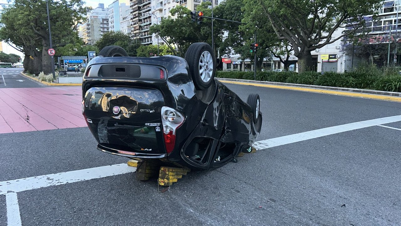 Choque múltiple y vuelco en la 9 de julio: un auto, una moto y un colectivo involucrados