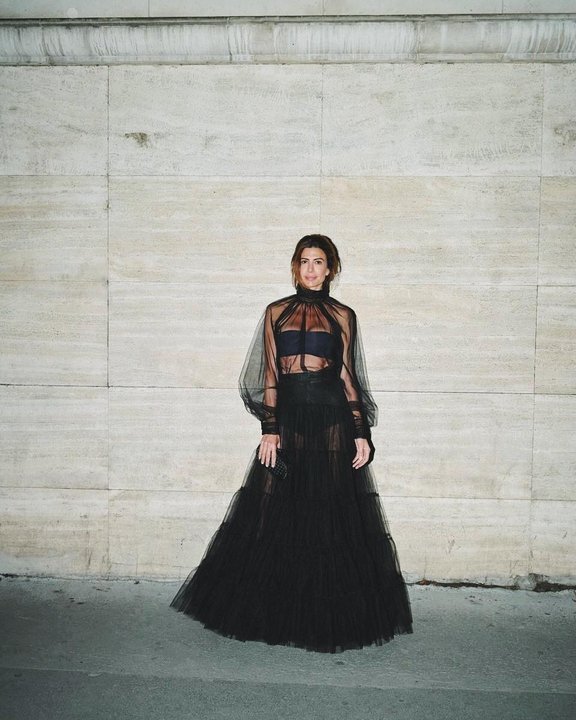 Juliana Awada deslumbró con su look en la París Fashion Week: mesh, transparencias y volados