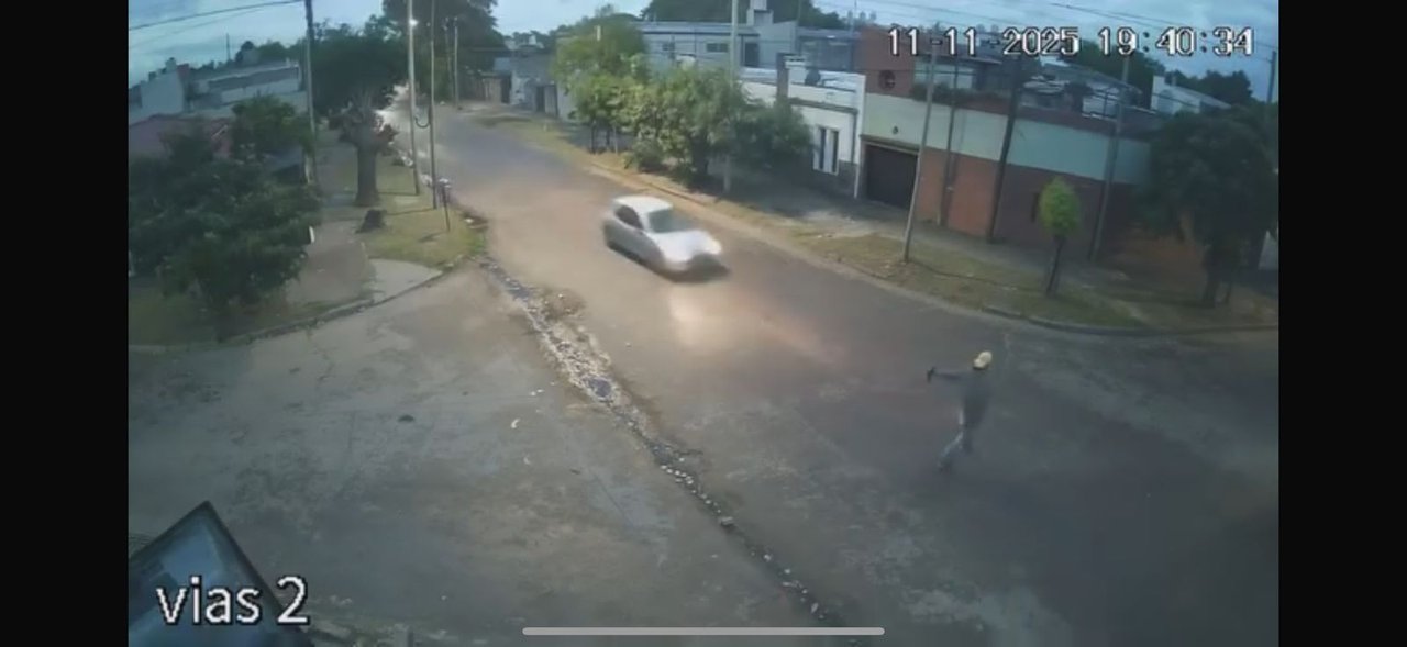 Video: un hombre se paró en medio de la calle y fue arrastrado por un auto en La Plata