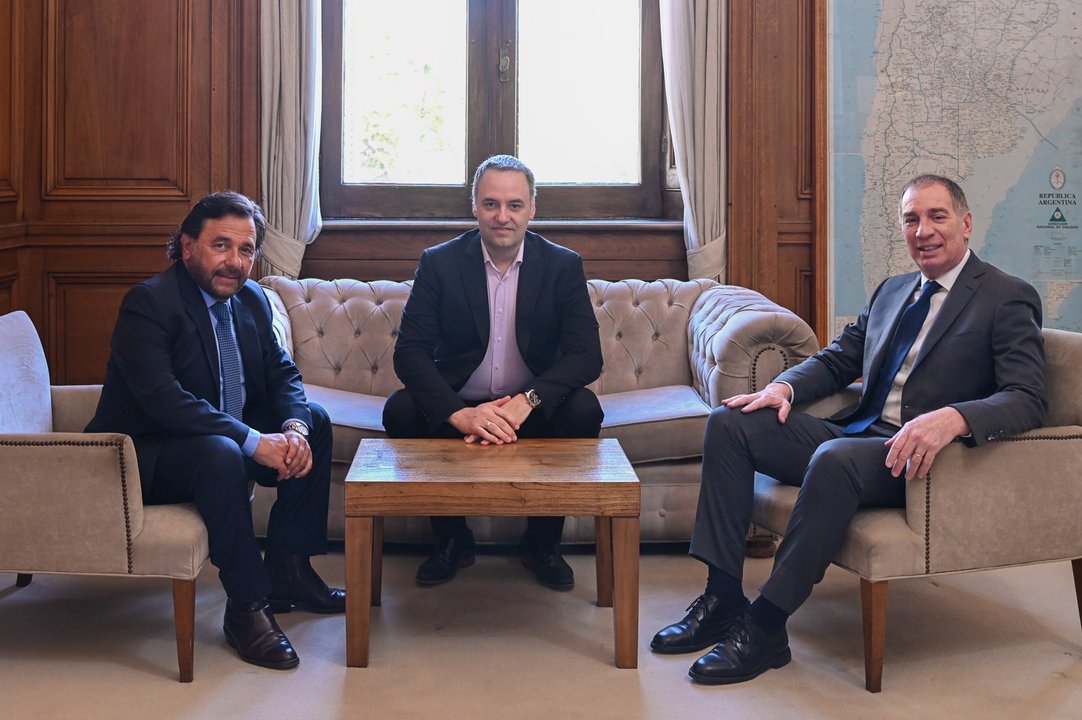 Adorni y Santilli reciben a Gustavo Saénz en Casa Rosada tras los nuevos contactos con gobernadores