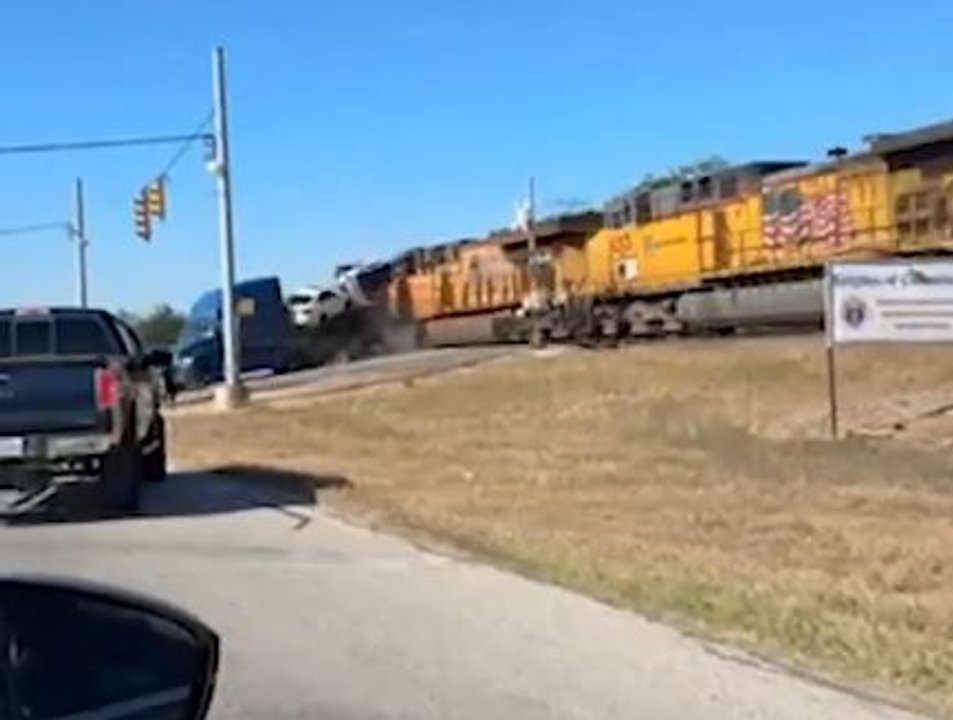 Santa Fe: un tren chocó a un camión y el conductor salió ileso