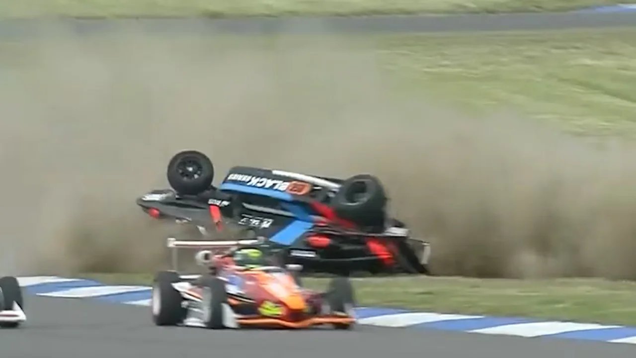 Tremendo choque en la Fórmula 3 Metropolitana: se salvó de milagro