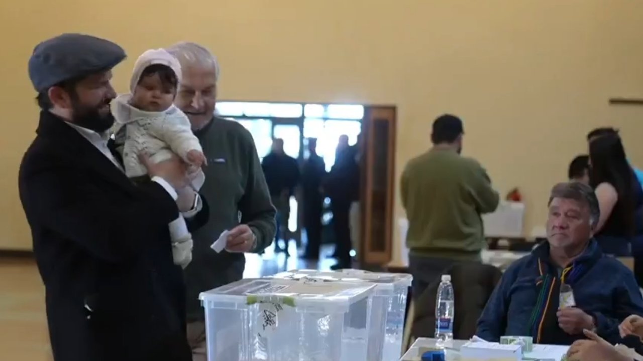 Elecciones en Chile: Gabriel Boric, emocionado al votar con su hija, llamó a la unidad nacional