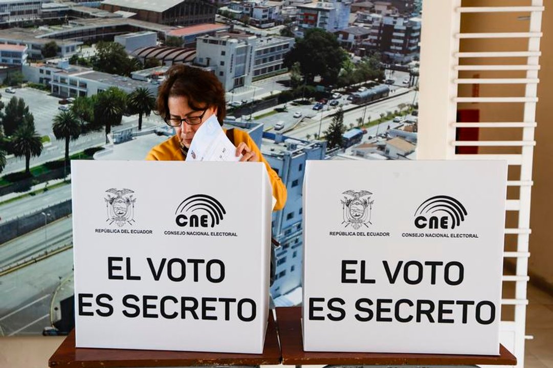 Más de 640 detenidos y denuncias de suplantación de identidad en el referendo de Ecuador