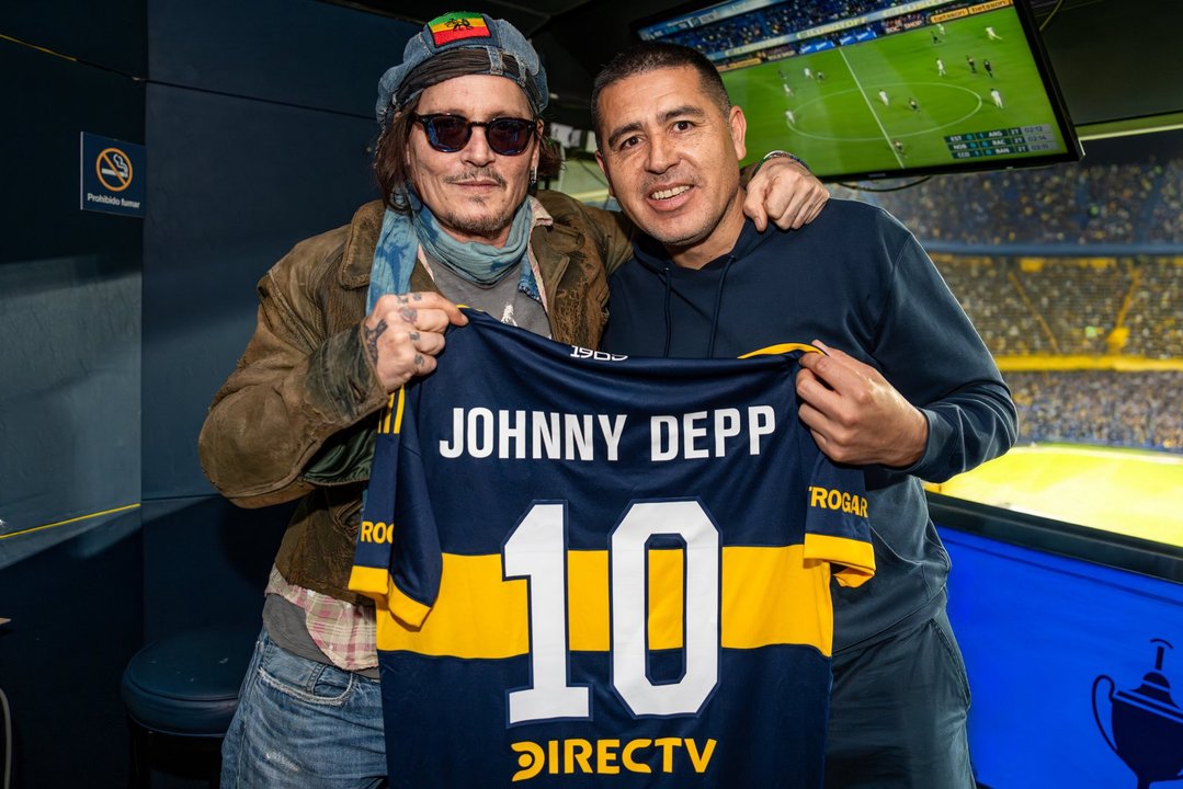 Johnny Depp, presente en la Bombonera para ver a Boca: se llevó una camiseta de regalo