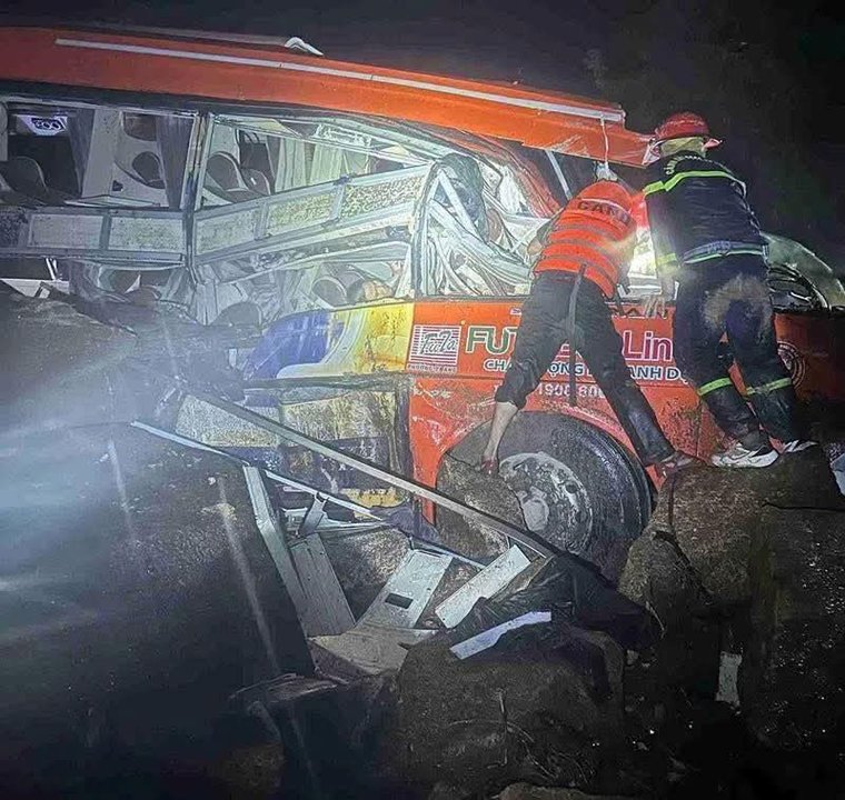 Por un deslizamiento de tierra quedó sepultado un micro en Vietnam: al menos seis muertos y 19 heridos