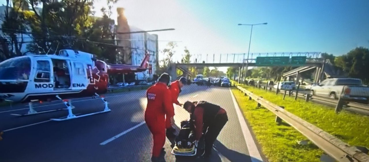 Chocaron dos motos sobre la Avenida General Paz: una mujer herida