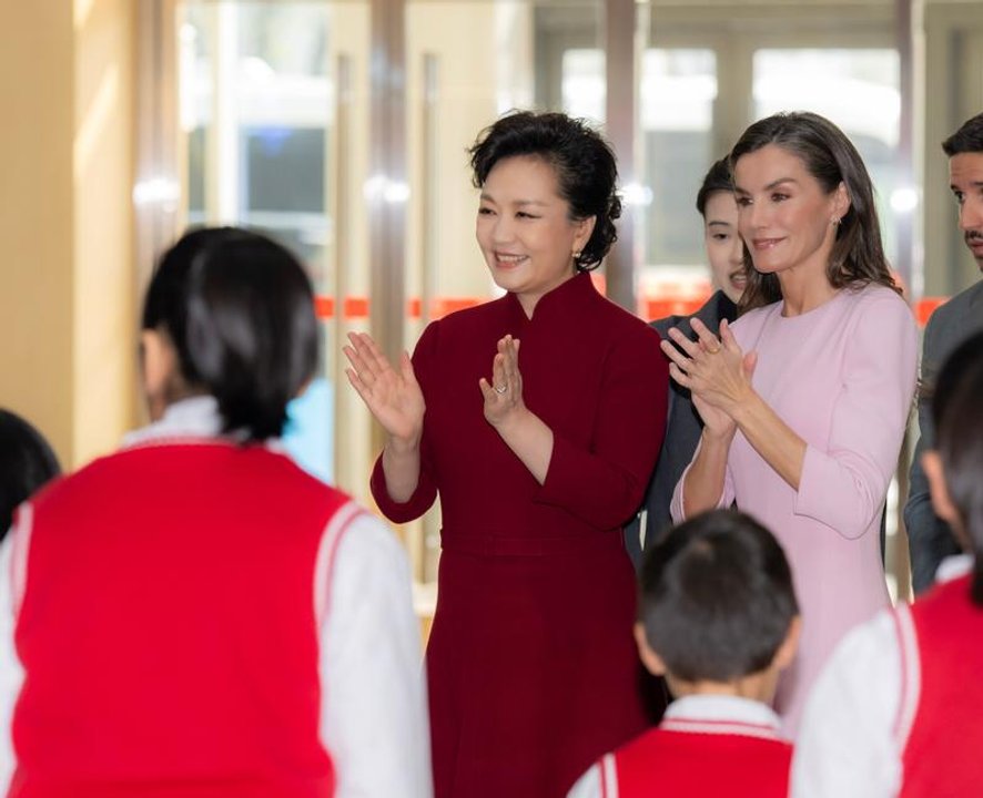 La visita de la reina de España a una universidad china motivó a que los jóvenes aprendan más español