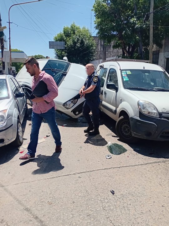 Persecución, vuelco y tiroteo en Villa Celina: un delincuente muerto y tres detenidos