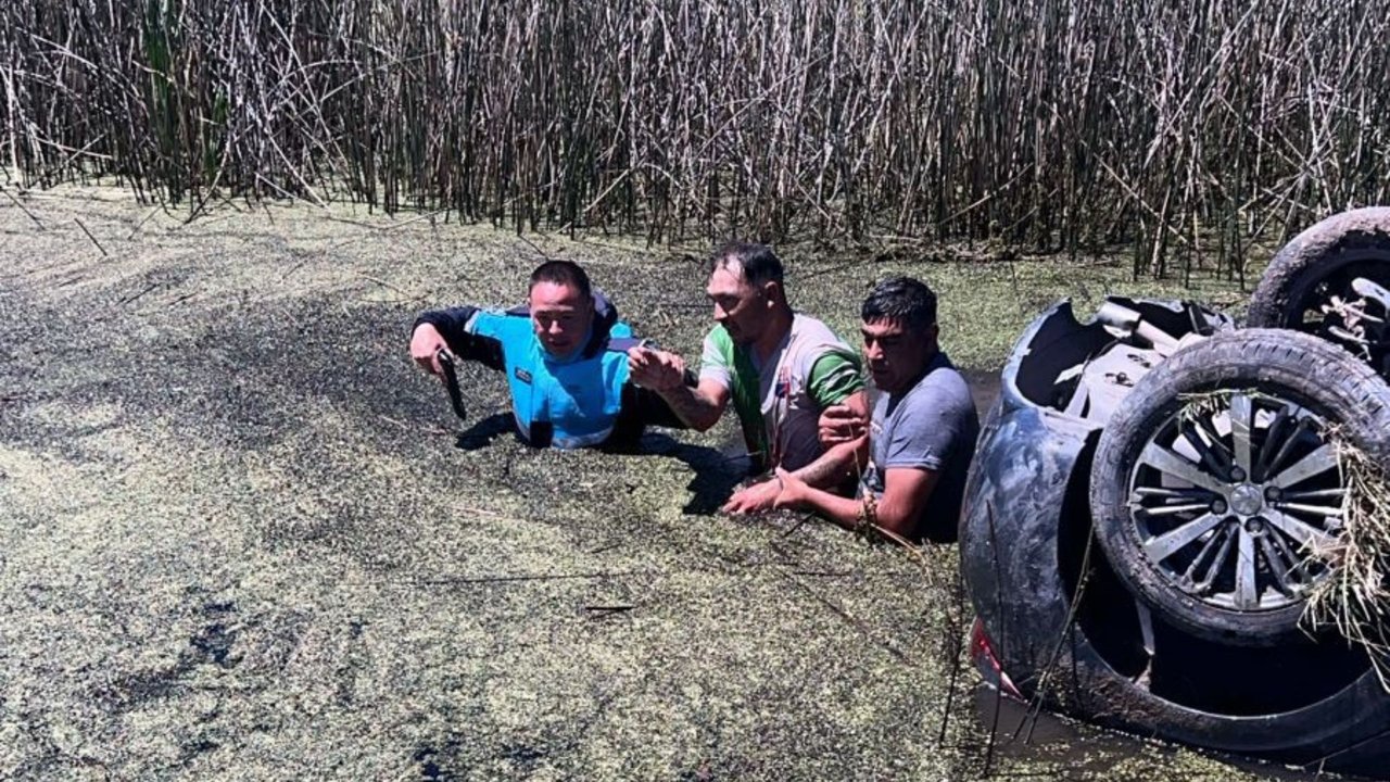 Robó un auto, volcó en un zanjón del Partido de La Costa y fue detenido