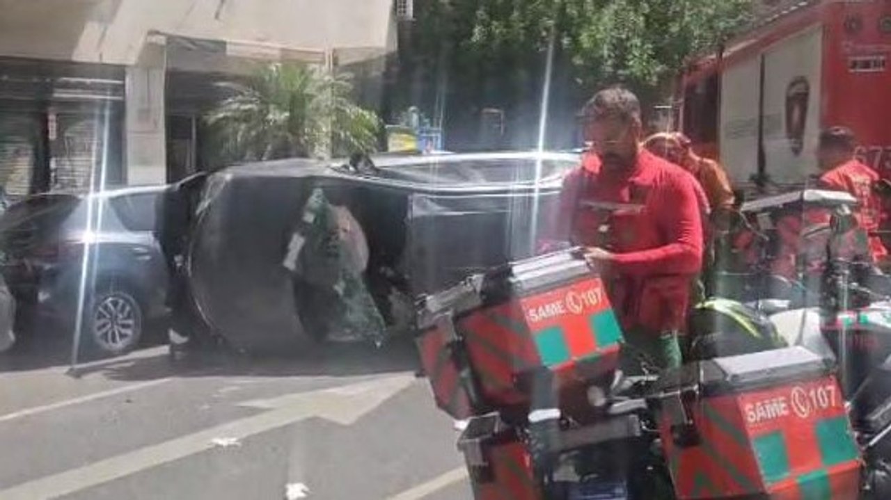 Tres personas resultaron con heridas leves tras un choque y vuelco en Caballito