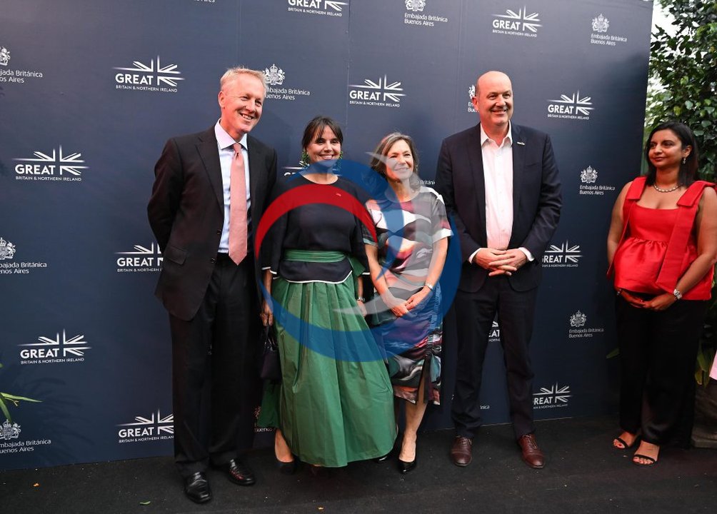 La Embajada británica celebró al Rey Carlos III y el Gobierno estuvo presente