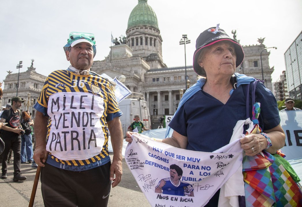 Policías y manifestantes en la marcha de jubilados frente al Congreso