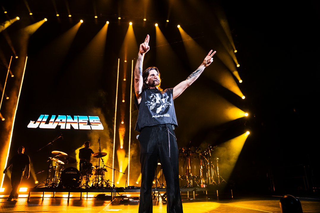 Juanes durante su show en México, frente a un público multitudinario