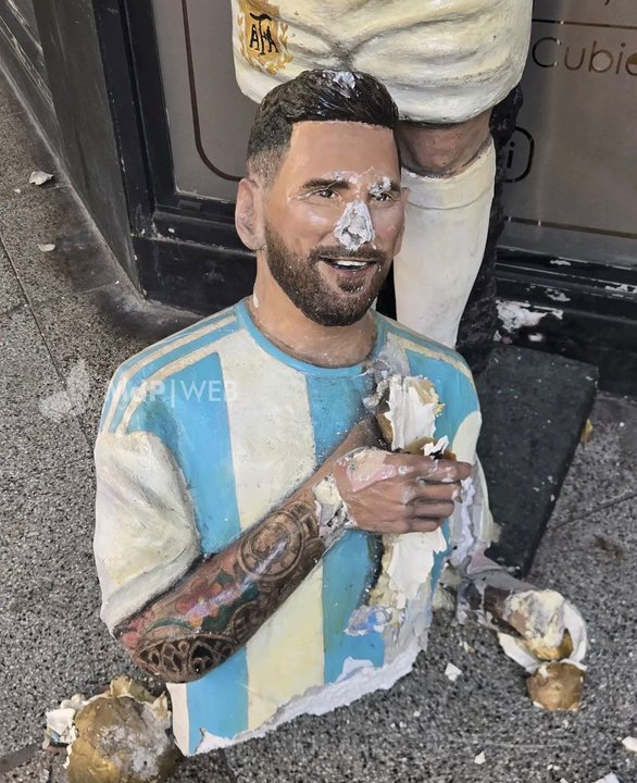 lionel Messi statue vandalized in Buenos Aires