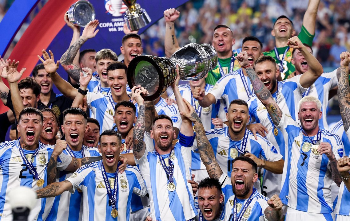 La Selección argentina celebrando un gol en un estadio colmado de hinchas