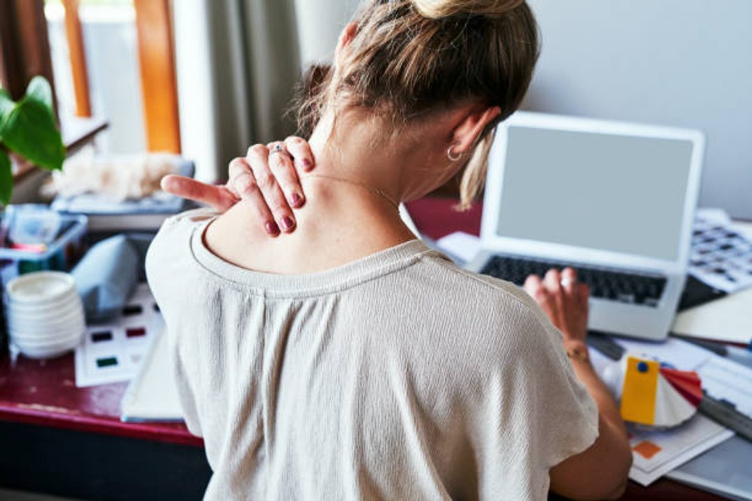 Persona realizando ejercicios suaves para aliviar el dolor cervical