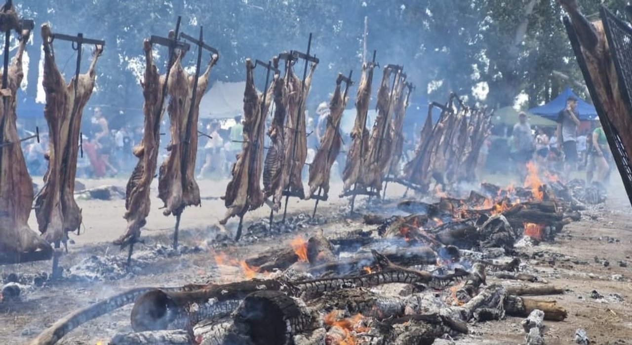 Corderos asados a la estaca en la Fiesta del Cordero Serrano en Saavedra, provincia de Buenos Aires