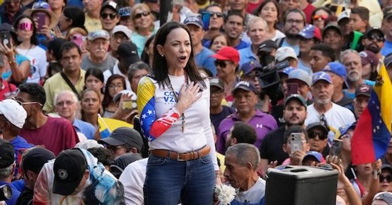 María Corina Machado saluda a seguidores en Oslo desde un balcón del Grand Hotel