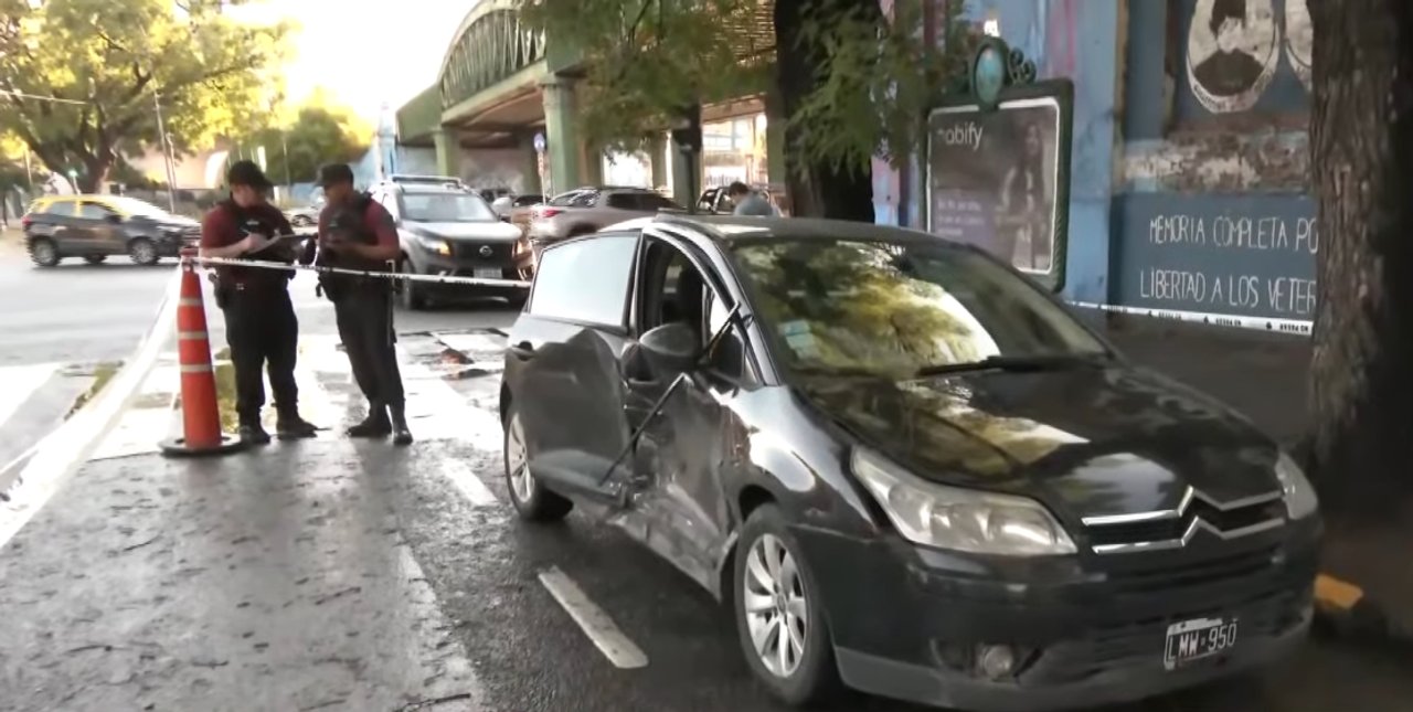 Choque de dos autos en el cruce de Avenida del Libertador y Dorrego, en Palermo