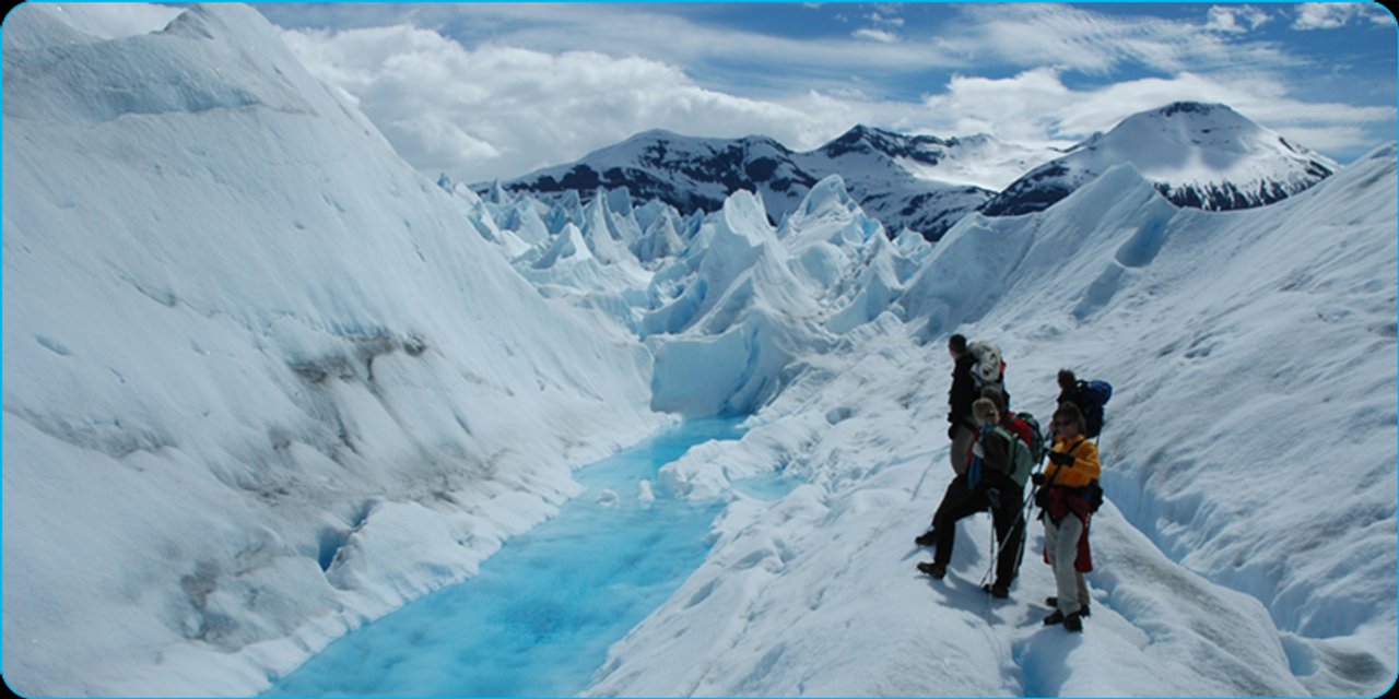 Glaciar en región montañosa afectado por el cambio climático