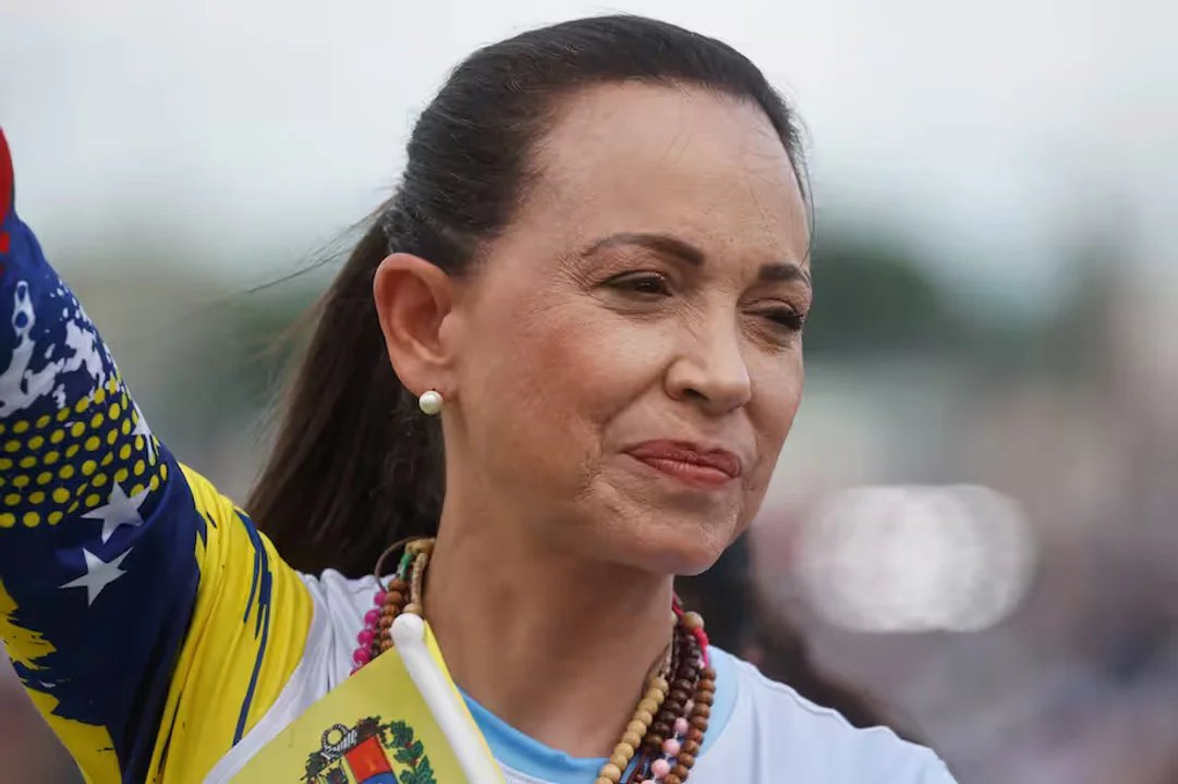 María Corina Machado saluda desde un balcón en Oslo tras recibir el Nobel de la Paz 2025