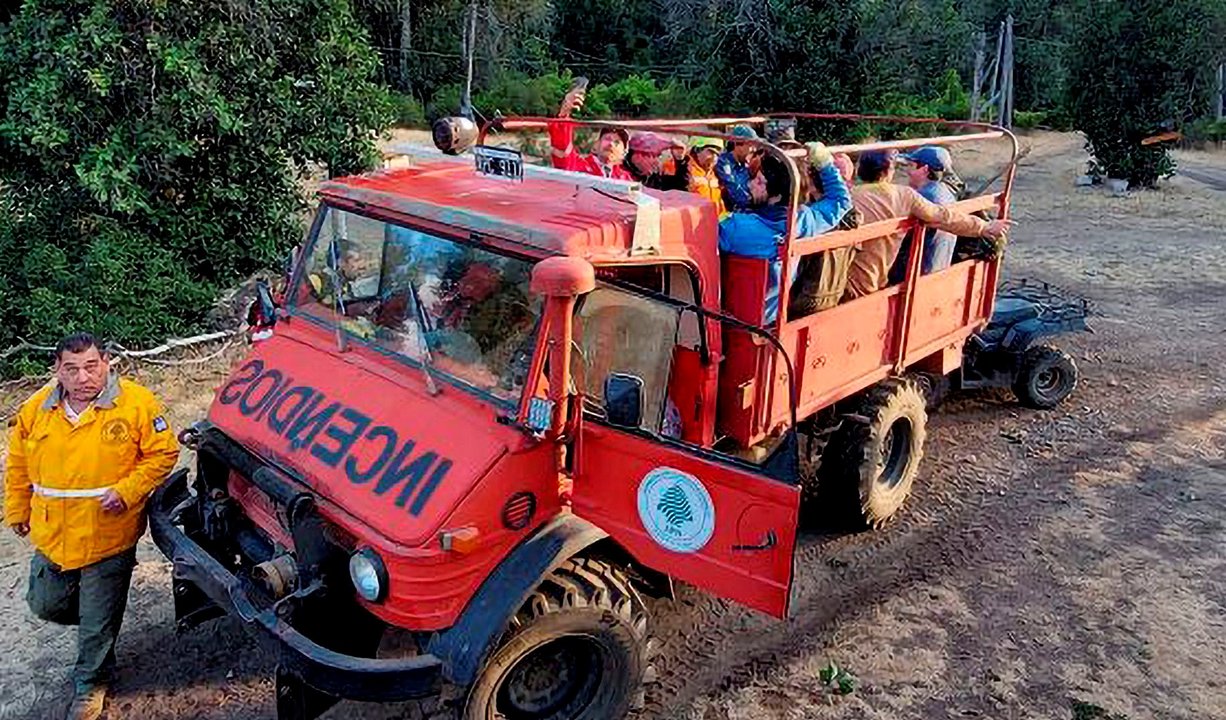 Brigadistas combaten incendios forestales en Lago Puelo, Chubut