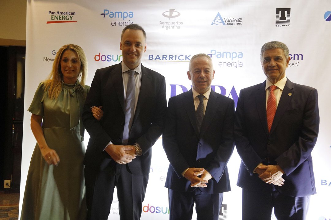 Manuel Adorni durante la cena anual de ADEPA