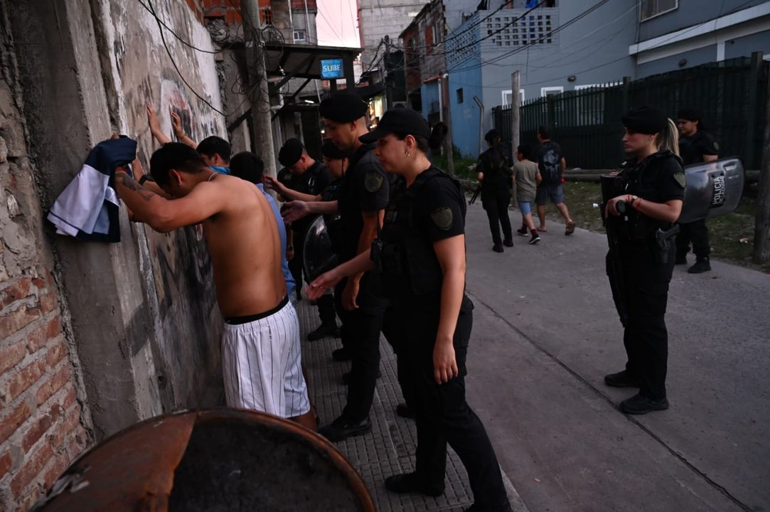 Efectivos de la Policía de la Ciudad en un operativo en la Villa 1-11-14 del Bajo Flores