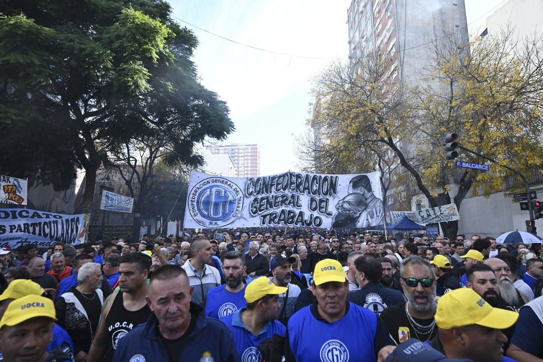 Columnas de trabajadores se movilizan hacia el Congreso