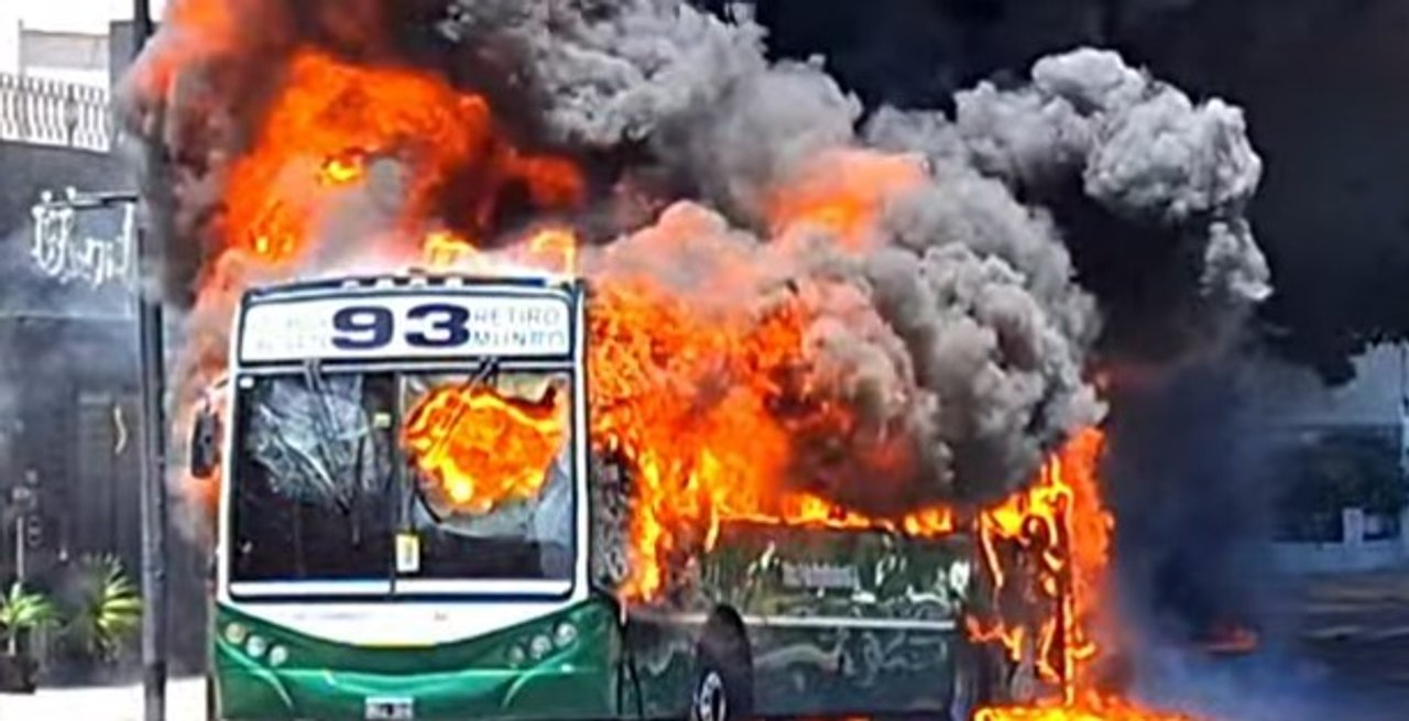 Incendio de un colectivo de la línea 93 en el barrio de Saavedra