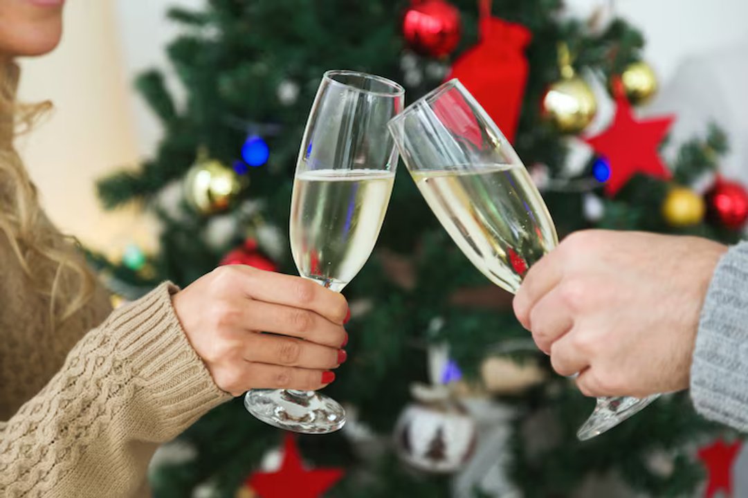 Botella de sidra y copa servida para las fiestas
