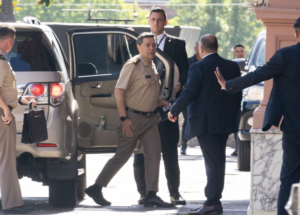 Militares argentinos en formación frente a instalaciones de Defensa