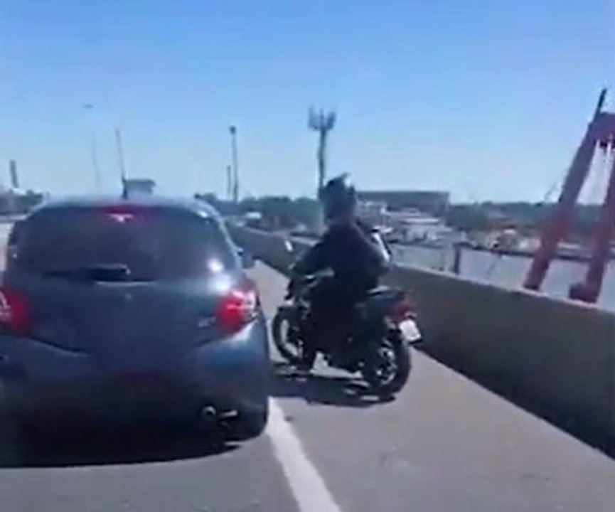 Pelea entre automovilista y motociclista en la Autopista Buenos Aires-La Plata