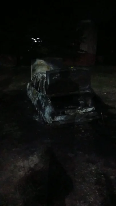 Los vecinos prendieron fuego un Peugeot 504. Foto: Agencia NA (Policía)
