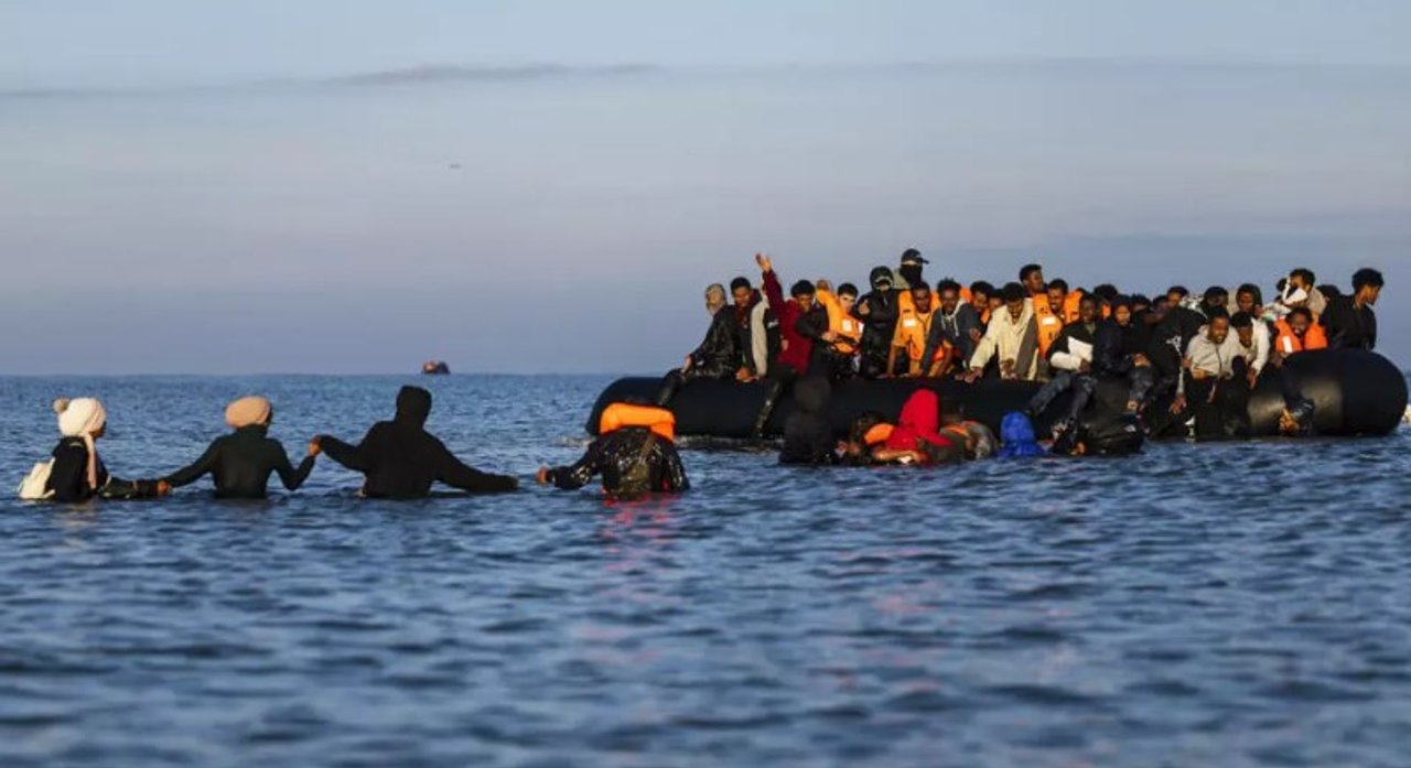 Ministros de Interior de Francia y Reino Unido tras la firma del acuerdo migratorio