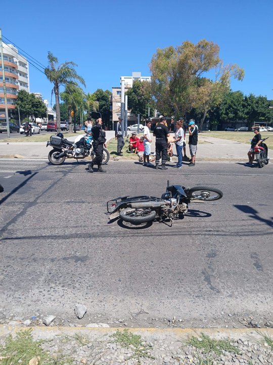 Móvil policial en operativo tras una persecución en La Plata