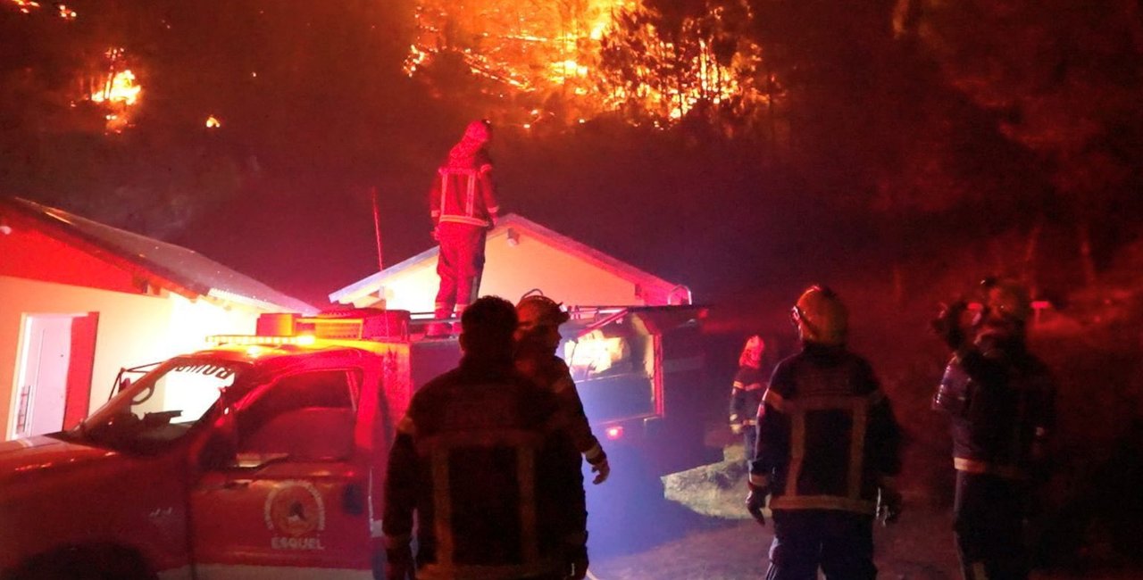 Incendios forestales y humo sobre la Ruta 40 en Chubut