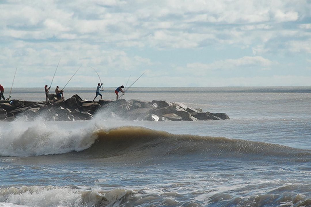 Olas golpeando la costa en Santa Clara del Mar y Mar del Plata