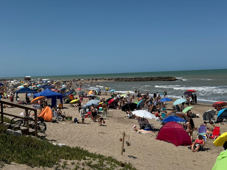 Guardavidas y turistas durante el meteotsunami en Santa Clara del Mar
