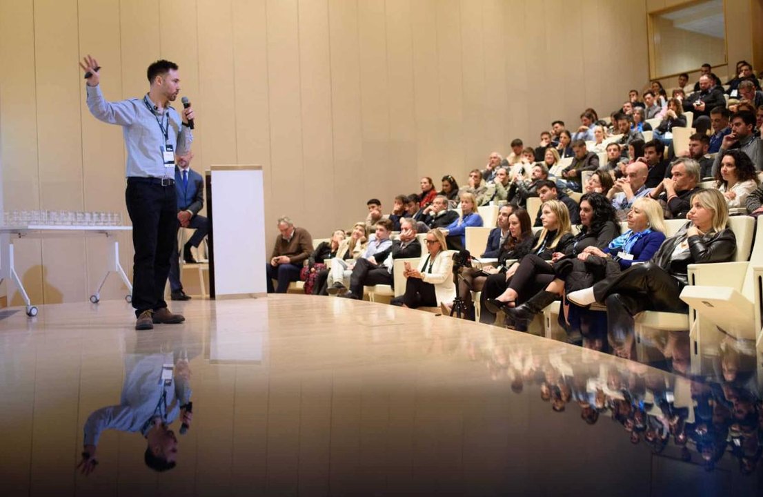 Consultor explica cómo usar IA para planificar el año