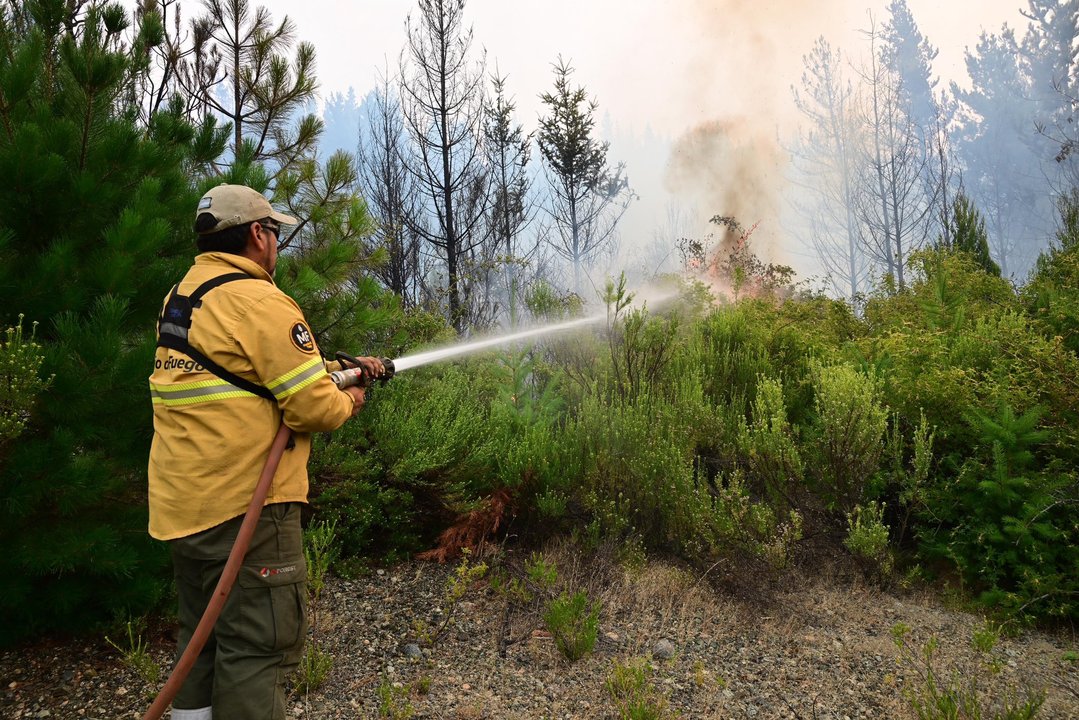 Brigadistas combatiendo el incendio en Puerto Patriada, Chubut